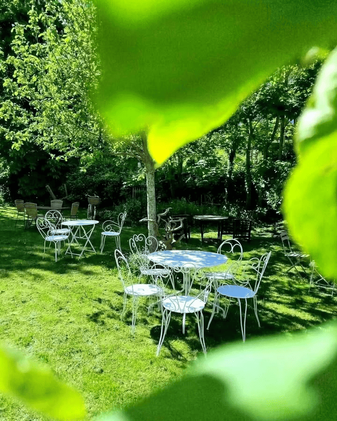 Tables blanches dans le jardin